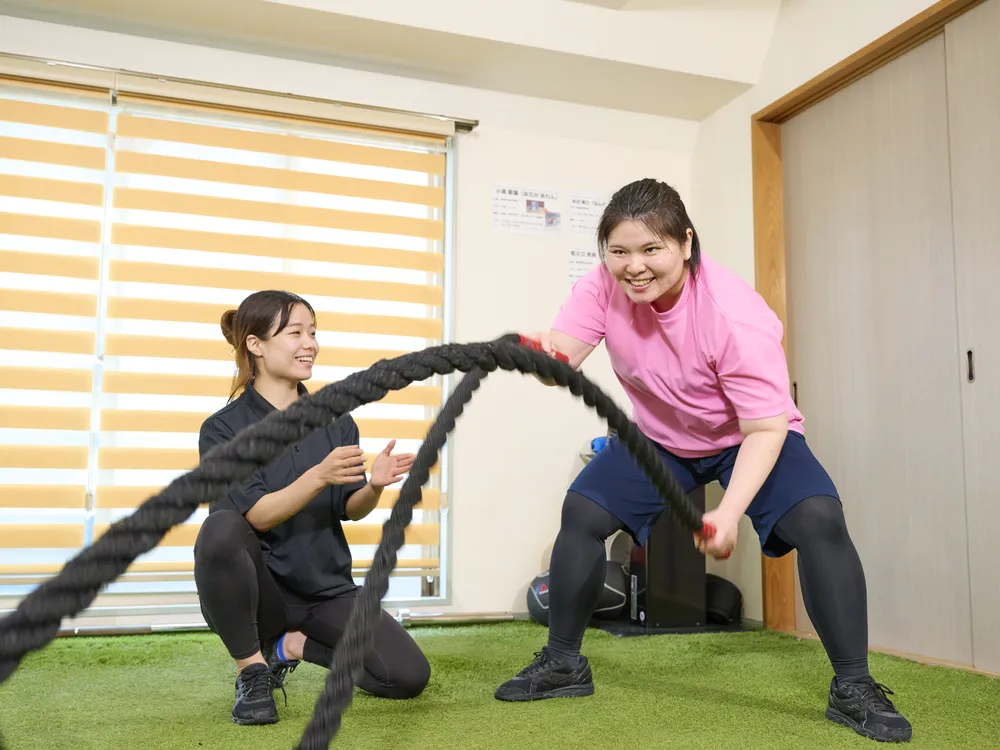 トレーナーと一緒に楽しく取り組むトレーニングの様子